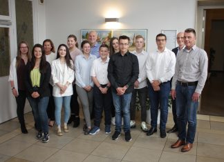 Hintere Reihe: Pia Hildebrand, Petra Villanueva-Schmidt (Ausbildungsleiterin), Deria Demirci, Bürgermeister Dirk Lukrafka, Aida Ahmeti, Christian Cosic, Marco Gundlack, Michael Meißner (Leiter Zentrale Dienste), Klaus Koch (Vorsitzender des Personalrates).